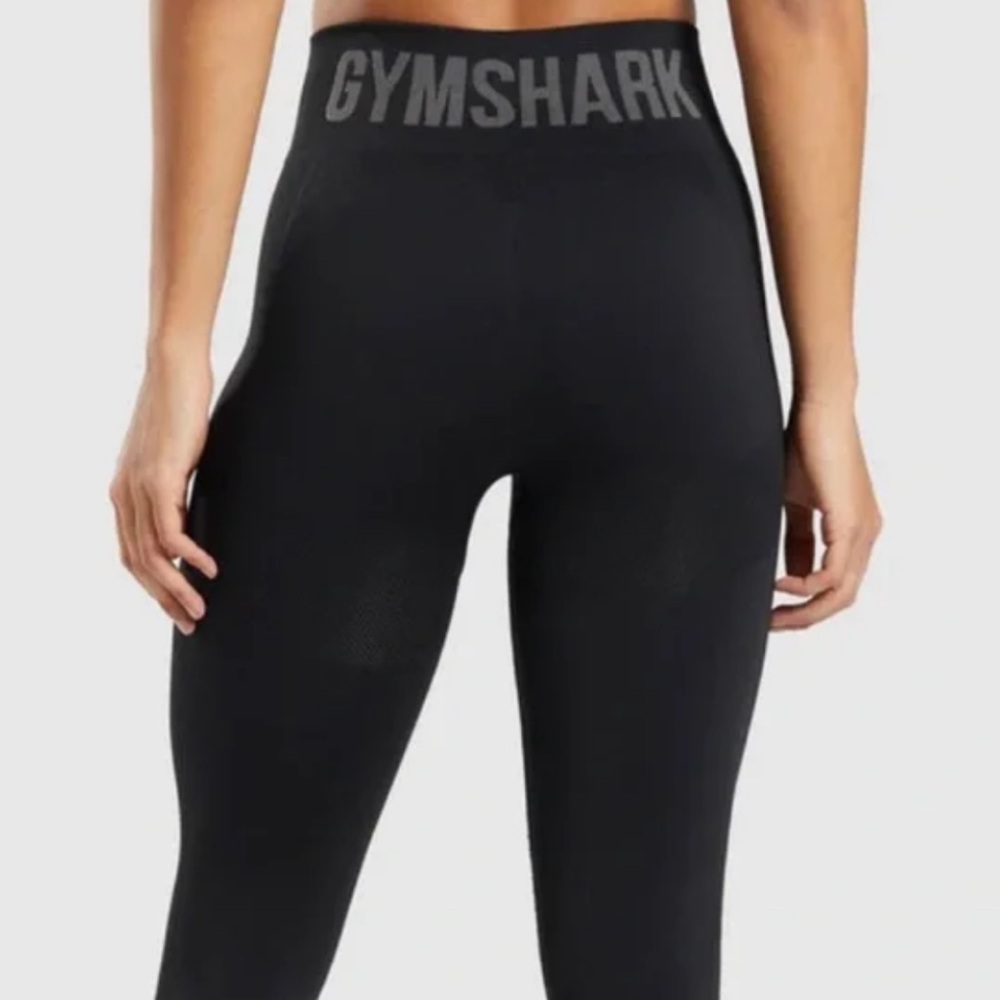 GYMSHARK Spell Out Cropped Non Slip Elastic Waistband Black Compression Leggings